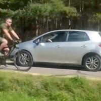 Video: Pa Bolderājas veloceliņu netraucēti joņo automobilis