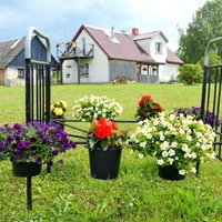 ФОТО. Не только на клумбе: оригинальные места для цветов в самых красивых садах Латвии