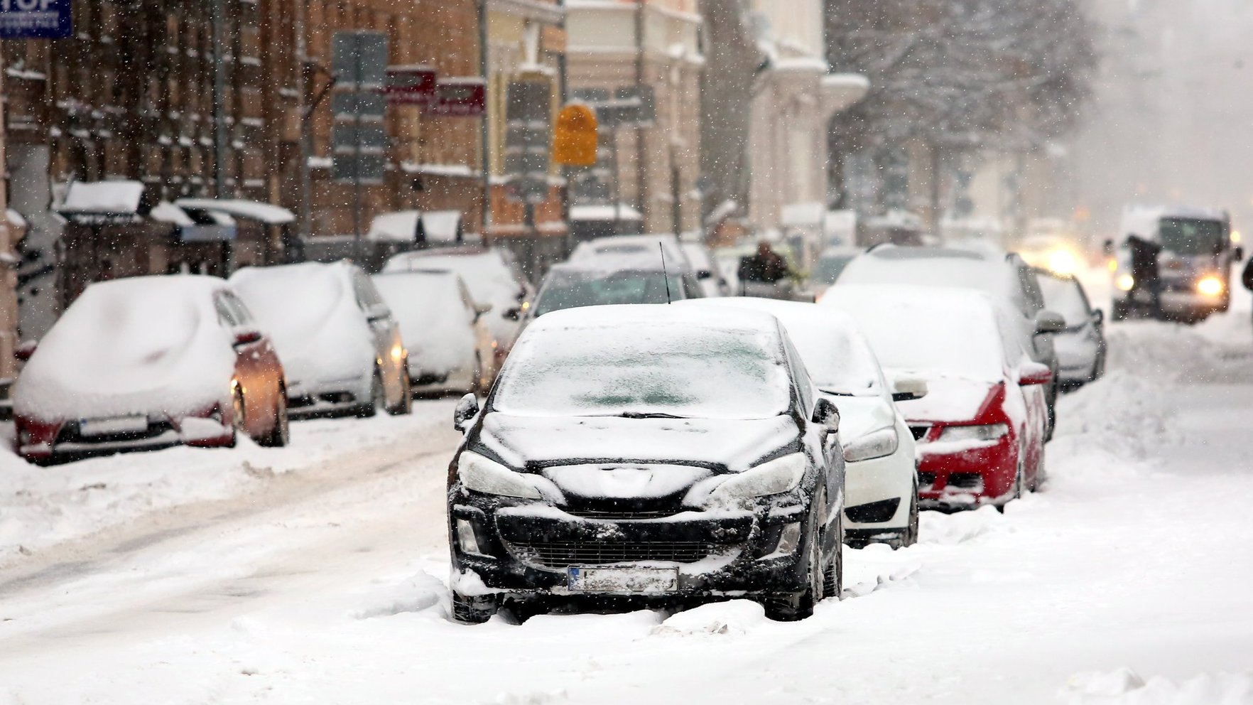 Visā valstī uz ceļiem apgrūtināti braukšanas apstākļi un veidojas sastrēgumi