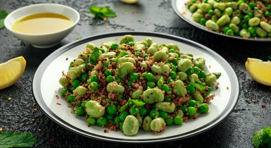 Kvinojas salāti ar cūku pupām un zaļajiem zirnīšiem