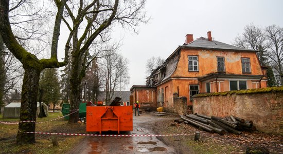 Foto: Talka uguns izpostītajā mākslinieku rezidencē – Ruckas muižā