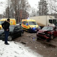 Foto: Divu auto sadursmē Ogrē cietuši trīs cilvēki