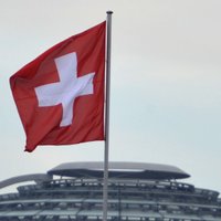 Šveices valdība aicina balsot pret imigrācijas kvotām ES pilsoņiem