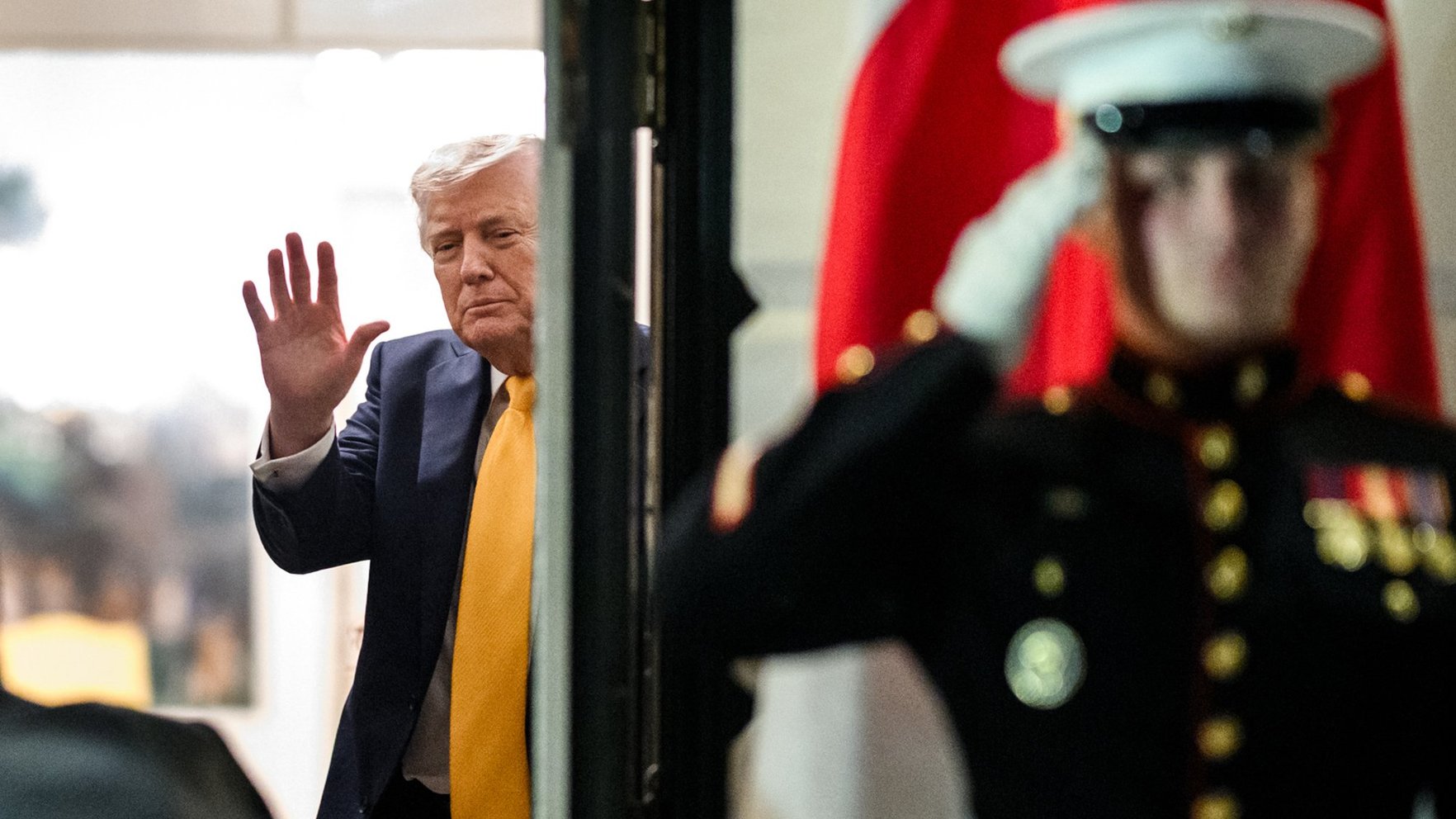 WSJ: Tramps apsver operāciju Irānas bagātinātā urāna sagrābšanai