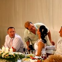 Video: Kiops kāzās dzied un bučo svešu līgavu