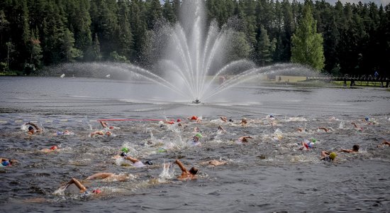 Par Latvijas čempioniem triatlona vidējā distancē kļuvuši Cimermanis un Medne