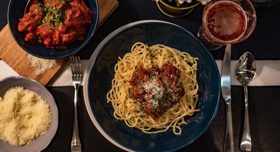 Spageti ar gaļas bumbiņām Boloņas mērcē Intara Rešetina gaumē