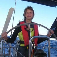 Австралийская школьница уплыла в кругосветное путешествие на розовой яхте