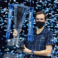 Medvedevs nedēļas laikā uzvar trīs vadošos tenisistus un triumfē 'ATP Finals'