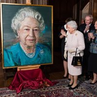 Елизавета II представила свой новый портрет