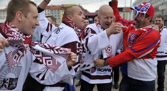 Foto: Latvijas fani pieskandina Prāgas ielas un O2 arēnu