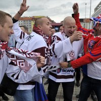 Foto: Latvijas fani pieskandina Prāgas ielas un O2 arēnu