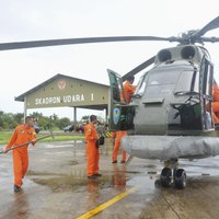 Līdz ar tumsas iestāšanos Indonēzijā pārtrauc pazudušās 'Air Asia' lidmašīnas meklēšanu