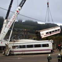 Spānijas vilciena katastrofā 78 bojāgājušie un 140 ievainotie; izsludina septiņu dienu sēras