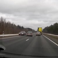 ВИДЕО: "Гонщик" на Volvo при обгоне выкинул встречное авто на обочину