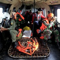Glābēji atrod 30 'AirAsia' pasažieru un apkalpes mirstīgās atliekas; 'melnās kastes' meklējumi turpinās