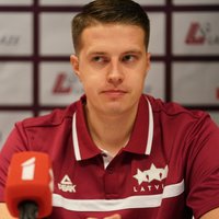 Latvijas sieviešu izlases treneris Gulbis: jāiet uz 'pilnu banku'