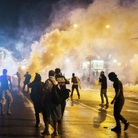 Беспорядки в Фергюсоне:протестующие ранили полицейского