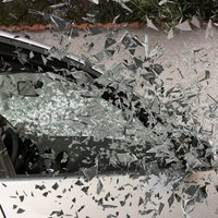 BMW Vietalvas ielā nogāzis stabu; satiksme atjaunota