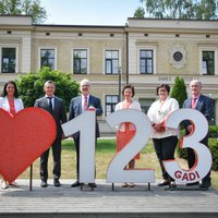 Foto: Levits ar kundzi apmeklē Bērnu klīnisko universitātes slimnīcu