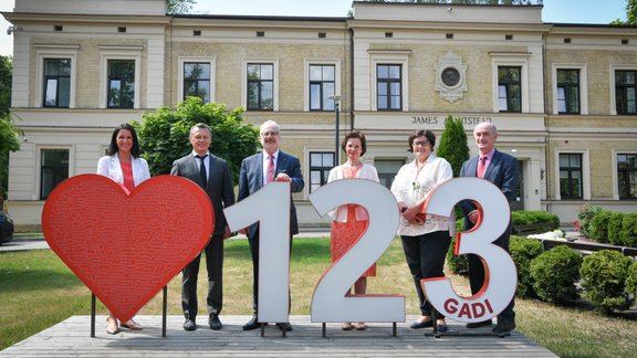 Egils Levits un Andra Levite apmeklē Bērnu klīnisko universitātes slimnīcu - 17