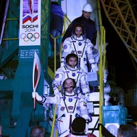 Foto un video: Krievija sekmīgi palaiž kosmosā raķeti ar olimpisko lāpu