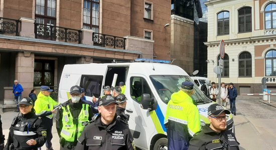 Полиция задержала семь человек, в том числе Татьяну Жданок. Европарламентарий уже отпущена