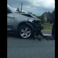 Video: Vēl viena smaga avārija uz Bauskas šosejas - saskrienas trīs BMW