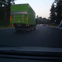 Video: Ļoti steidzīgs kravas auto uz Tallinas šosejas nerro citus šoferīšus