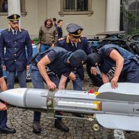 Foto: Itāļu neonacistiem konfiscēta 245 kg raķete 'Matra' un citi ieroči
