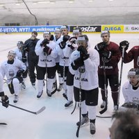 Latvijas hokejisti mačam pret Austriju gatavojas mainītos virknējumos un bez Dārziņa