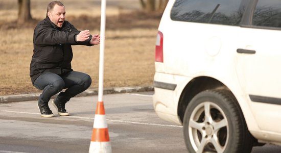 Foto: Auto 'parkošanās' meistarklase sievietēm