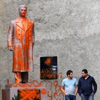 В Грузии снесли памятник Сталину