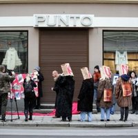 Vairāk nekā 10 cilvēki Rīgā aicina nepirkt kažokādu izstrādājumus