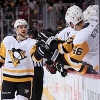 Bļugers noslēdz jaunu līgumu ar 'Penguins'