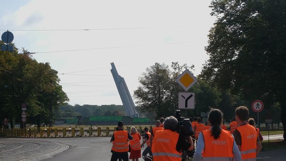 Demontē galveno pieminekļa strēli Uzvaras parkā  - 48