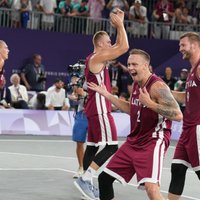 Foto: Latvijas 3x3 basketbolisti aizraujošā cīņā uzvar ASV