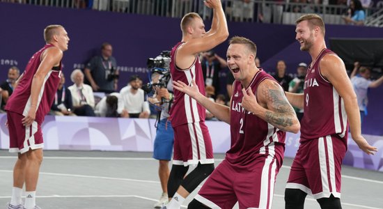 Foto: Latvijas 3x3 basketbolisti aizraujošā cīņā uzvar ASV