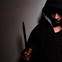 Пардаугава: неадекватный мужчина в магазине приставил нож к горлу покупателя