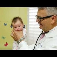 Video: Pediatrs demonstrē brīnumainu veidu, kā 30 sekunžu laikā nomierināt raudošu zīdaini