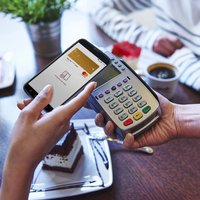 Swedbank: 5 фактов об оплате покупок прикосновением смартфона к терминалу