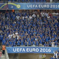 Video: Lieliskie islandiešu futbola līdzjutēji atvadās no EURO 2016
