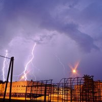 Negaisa postījumi Zemgalē un Vidzemē: elektroapgāde traucēta vēl 900 klientiem