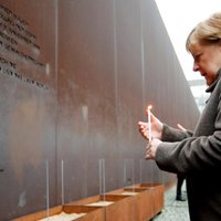 Berlīnes mūra krišanas 30. gadadienā Merkele aicina Eiropu aizstāvēt demokrātiju un brīvību