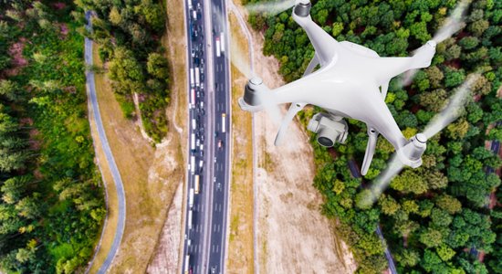 Agresīvu autovadītāju fiksācijai policija sākusi izmantot dronu