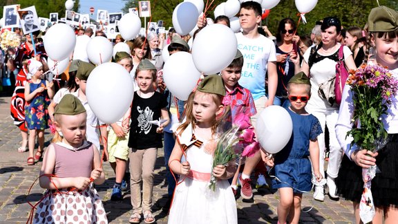 9.maija svinētāji dodas svētku gājienā - 27