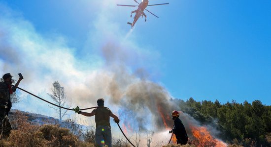 Foto: Grieķiju plosa karstums, stiprs vējš un desmitiem mežu ugunsgrēku