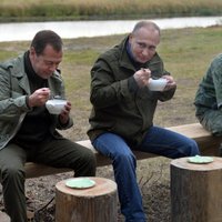 Foto: Putins ar biedru Medvedevu svaigā gaisā bauda zivju zupu