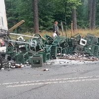ФОТО, ВИДЕО: В Межапарке перевернулся грузовик с пивом, движение затруднено