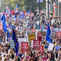 Foto: Londonas ielās tūkstošiem cilvēku pieprasa otru 'Brexit' balsojumu